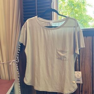 Vuori Lux performance tee. Dove Grey small